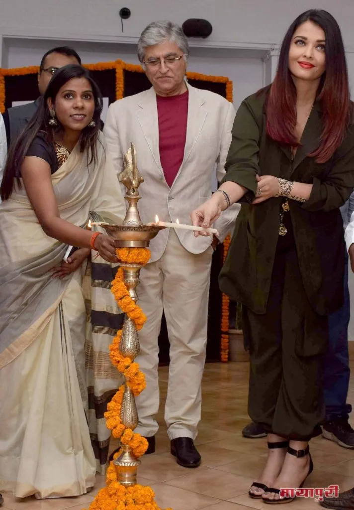 मुंबई में ऐश्वर्य राय बच्चन ने मुंबई मोमेंट्स 2019 ’नामक प्रदर्शनी का उद्घाटन किया