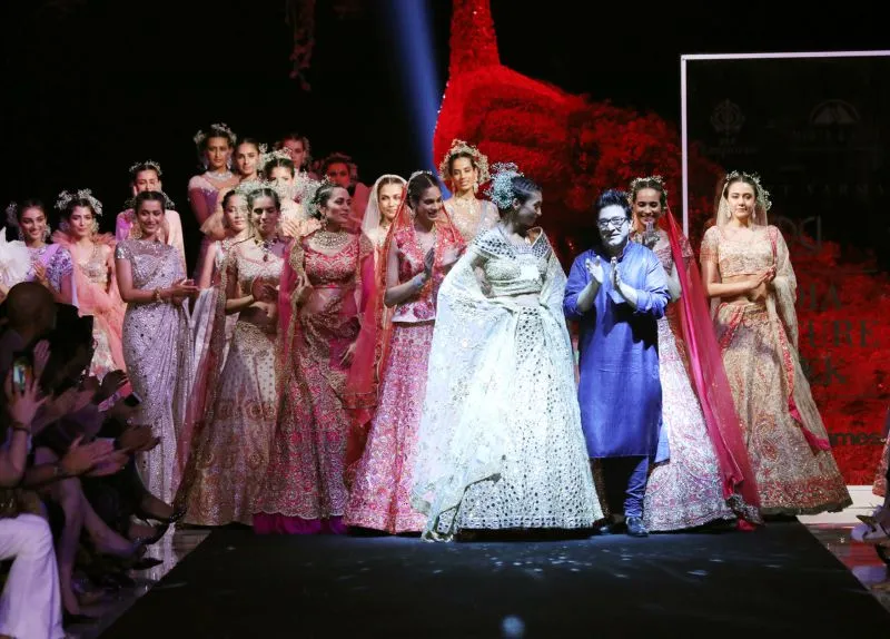 FDCI इंडिया कॉट्योर वीक 2019 में सुनीत वर्मा ने दिखाया अपना नया कलेक्शन अमारा