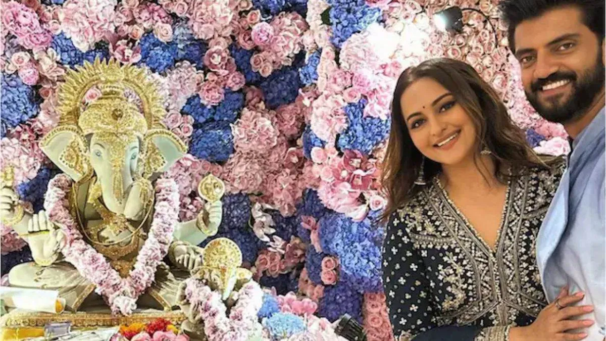 Sonakshi Sinha ने दिखाई शादी के बाद अपने पहले गणपति की झलक, दमदार कैप्शन ने  खींचा लोगों का ध्यान - ganesh chaturthi sonakshi sinha and zaheer iqbal  perform aarti together fans comments
