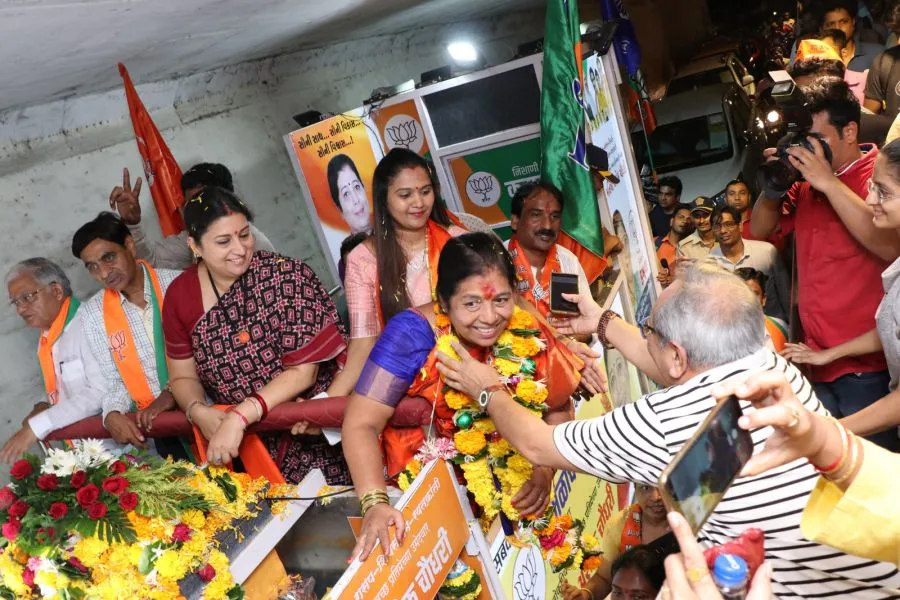 केंद्रीय मंत्री स्मृति ईरानी बीजेपी राष्ट्रीय कार्यकारिणी सदस्य मनीषा ताई चौधरी की रैली में पहुंची