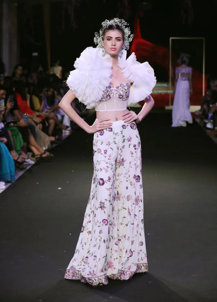 FDCI इंडिया कॉट्योर वीक 2019 में सुनीत वर्मा ने दिखाया अपना नया कलेक्शन अमारा