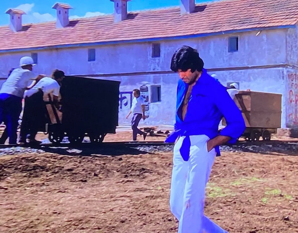Amitabh Bachchan's reveals that his iconic 'knotted shirt' look in 'Deewar'  was actually a tailoring error | किस्सा: अमिताभ बच्चन ने 'दीवार' से शेयर  किया अपना 'नॉटेड शर्ट' लुक, बोले-टेलर की ...