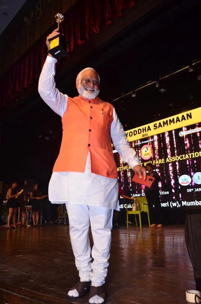 प्रधानमंत्री नरेंद्र मोदी के हमशक्ल नरेंद्र सोनी को मिला अवार्ड