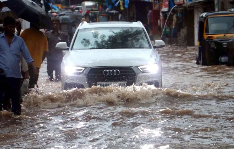 मुंबई में भारी बारिश की वजह से सड़कों पर भरे पानी में फंसी गाड़ियां