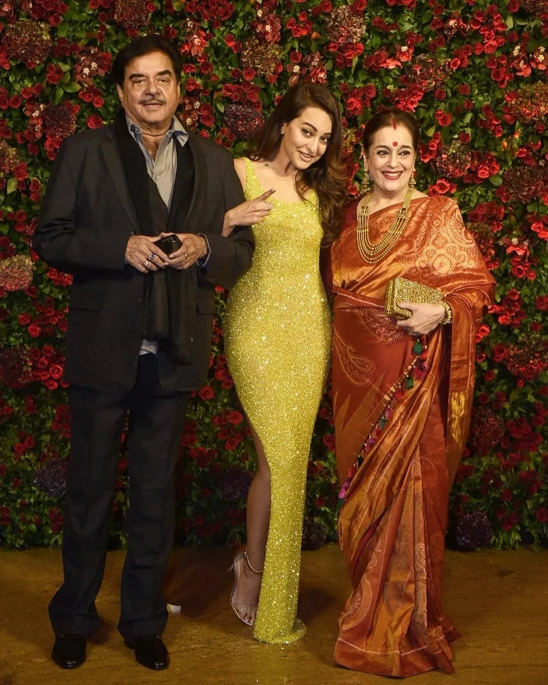 Sonakshi Sinha's Father, Shatrughan Sinha Doesn't Want Her To Get Married,  Mom, Poonam Forces Her