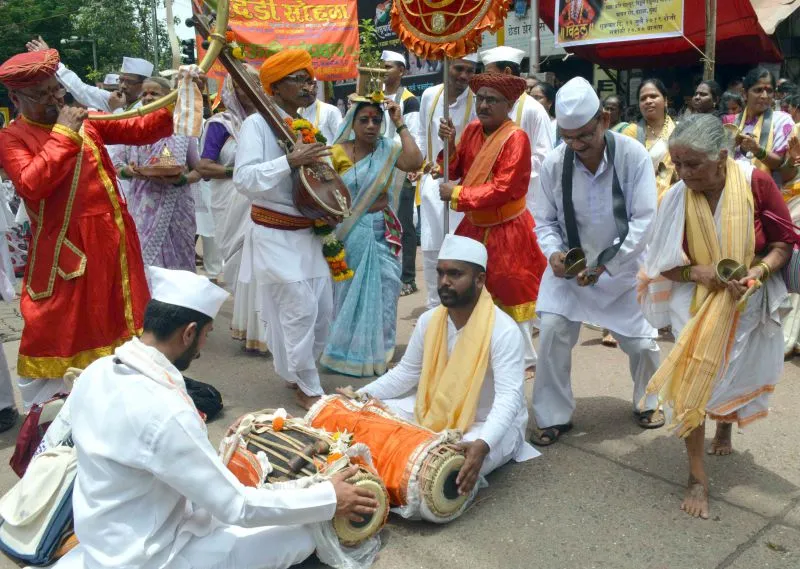 भगवान विठ्ठल मंदिर में आषाढ़ी एकादशी के अवसर पर बिंदी जुलूस में भाग लेते हुए भक्त