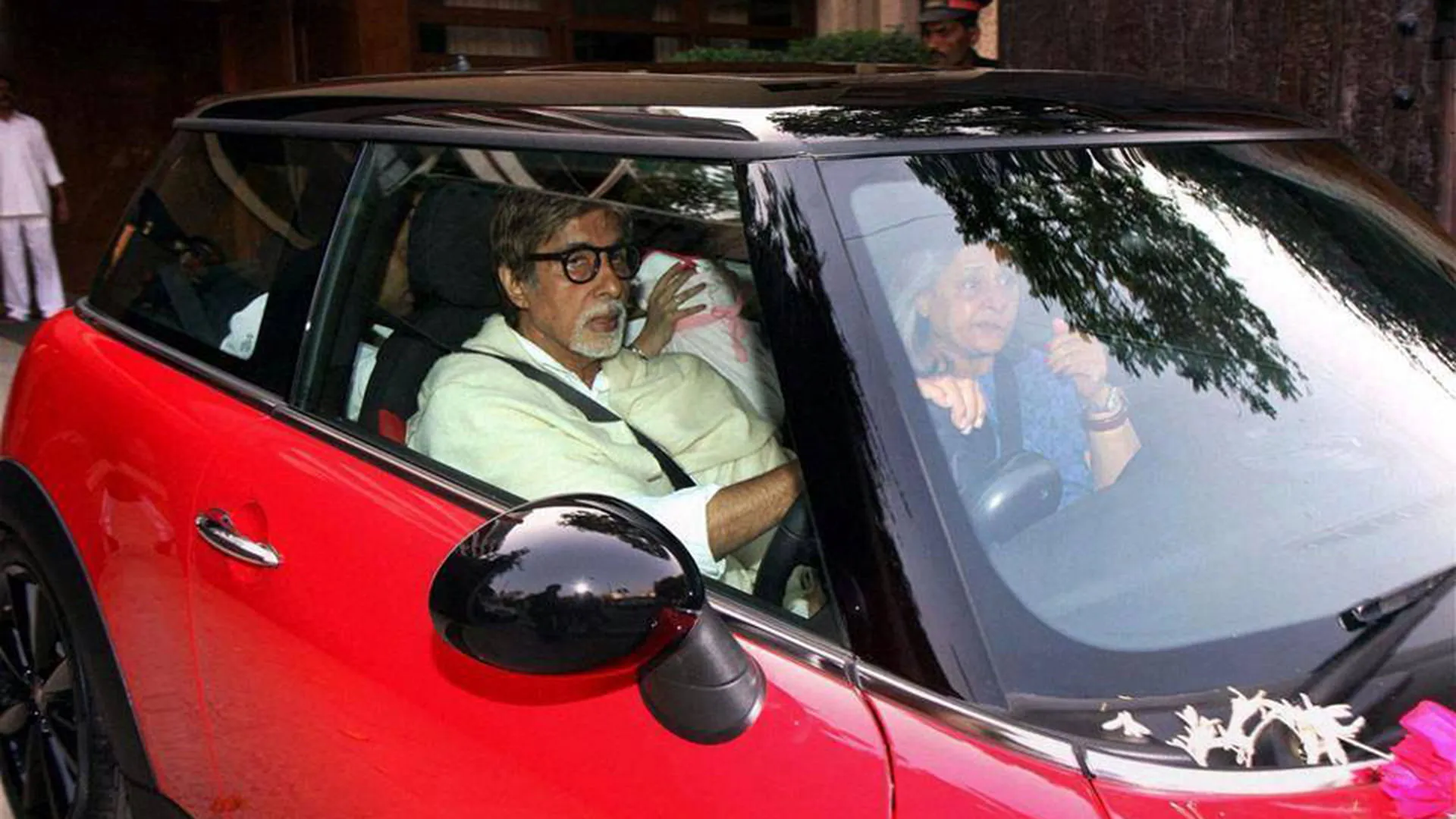 These luxury cars are included in Amitabh Bachchan's collection, know the details