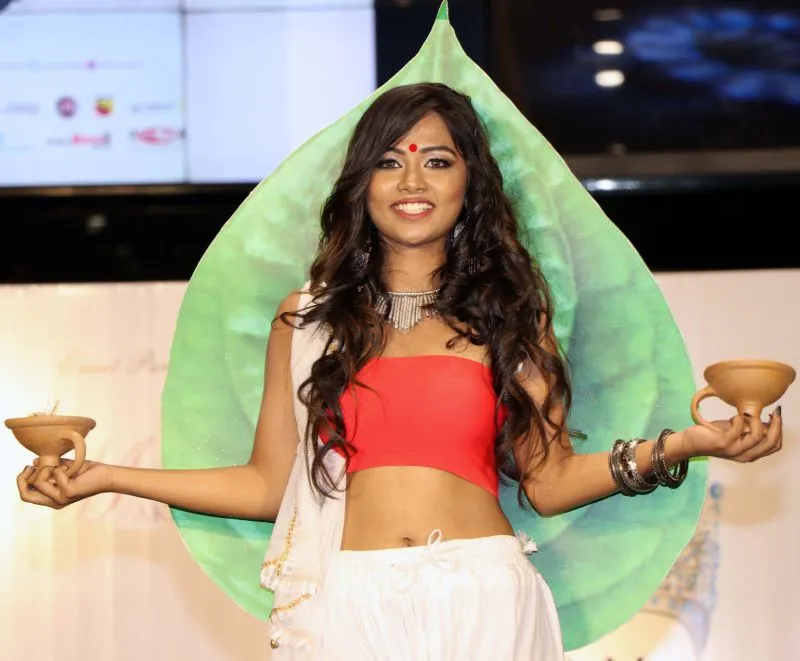 सेलेब्स ने मिस और मिसेज टियारा इंडिया के सेमीफाइनल में ठाणे के लैंडमार्क कार्स में शिरकत की 