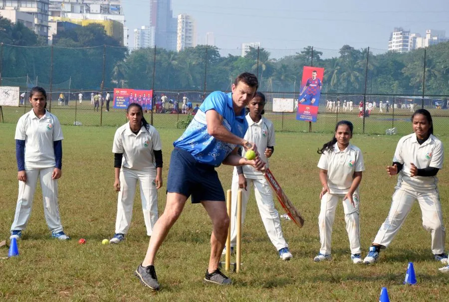 पूर्व ऑस्ट्रेलियाई क्रिकेटर एडम गिलक्रिस्ट ने बच्चों के लिए क्रिकेट चैरिटी में हिस्सा लिया
