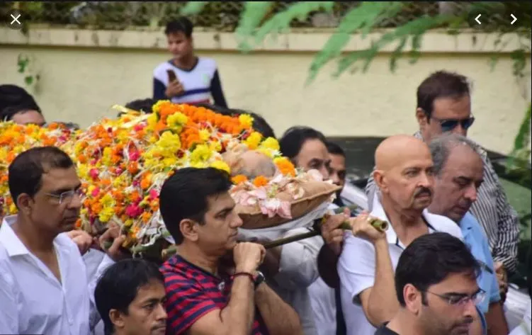 Photos: ऋतिक रोशन के नाना और मशहूर डायरेक्टर जे ओम प्रकाश के अंतिम संस्कार में शामिल हुए बॉलीवुड स्टार्स