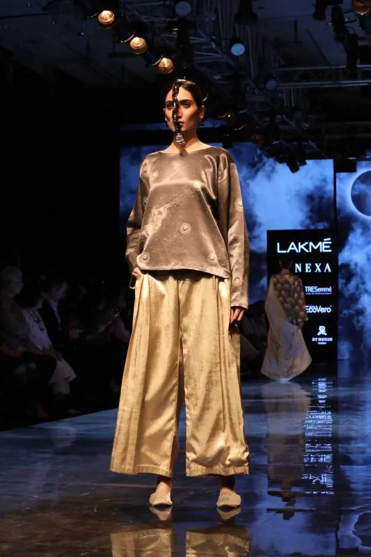 मृणाल ठाकुर ने लैक्मे फैशन वीक विंटर/फेस्टिव 2019 में लॉन्च किया अवारन कलेक्शन
