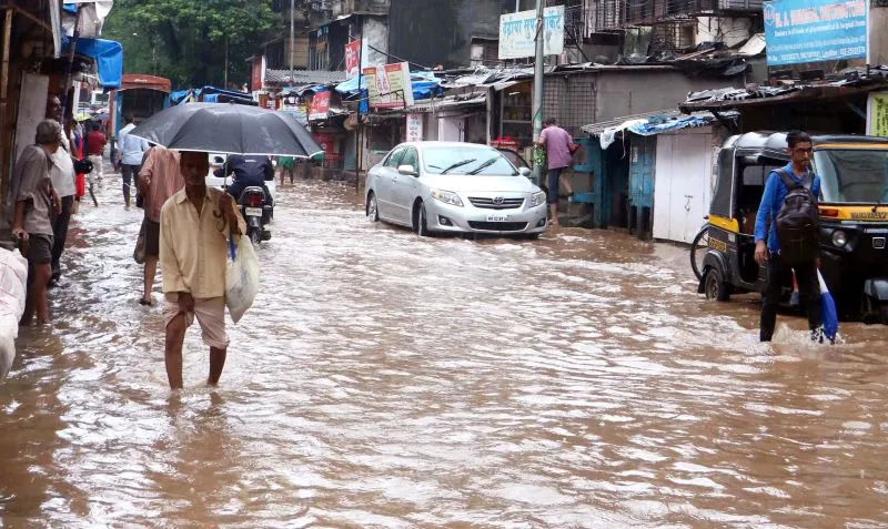 मुंबई में भारी बारिश की वजह से सड़कों पर भरे पानी में फंसी गाड़ियां