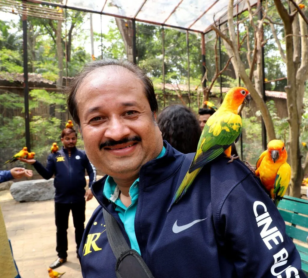 मायापुरी के वरिष्ठ छायाकार श्री रमाकांत मुंडे थाईलैंड में बैंकाक पट्टाया के टूर से मुंबई लौटे