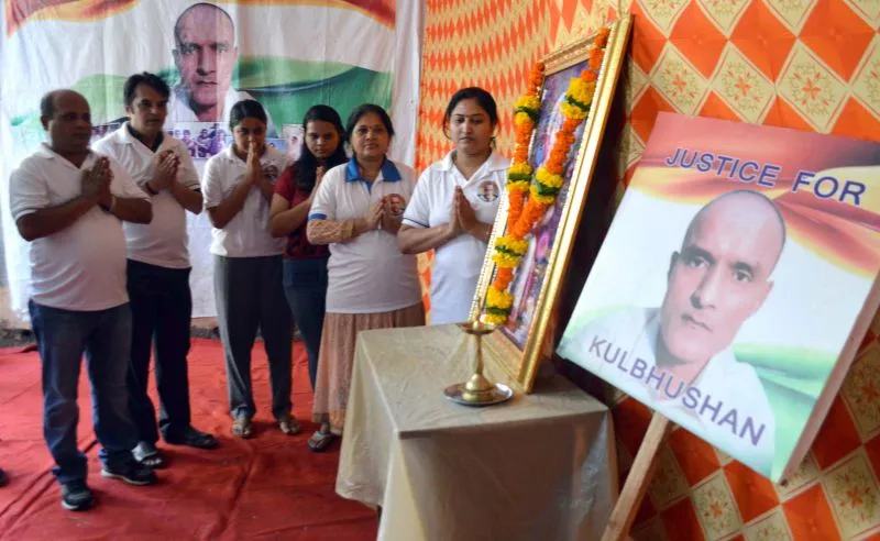 पूर्व नौसेना अधिकारी कुलभूषण जाधव के समर्थकों ने मुंबई में जाधव की मौत की सजा को निलंबित करने की मांग की