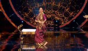 अभिनेत्री रेखा ने शो इंडियन आइडल पर अपने डांस और गायकी से मचाया धमाल