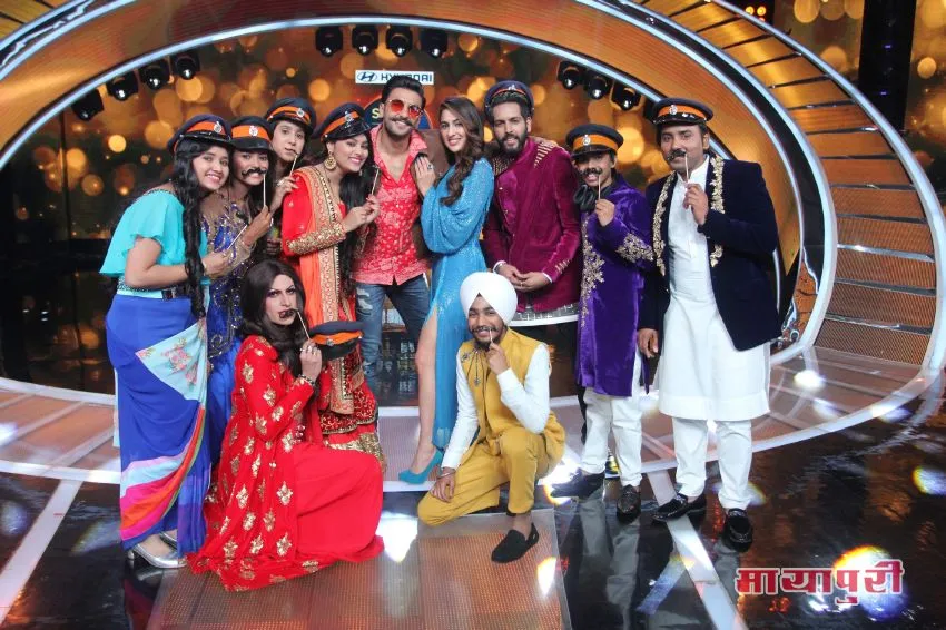 Contestants Of Sa Re Ga Ma Pa Strike A Pose With Actors Ranveer Singh And Sara Ali Khan
