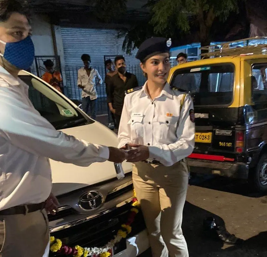 दशहरा के मौके पर जैकलीन फर्नांडीज ने अपने स्टाफ मेंबर को गिफ्ट की कार!