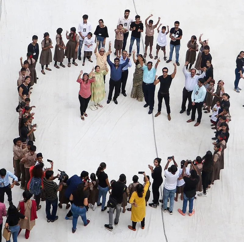 विश्व बधिर दिवस से पहले जोश फ़ाउंडेशन और मिठीबाई कॉलेज के‌ छात्रों ने मानव श्रृंखला बनाई
