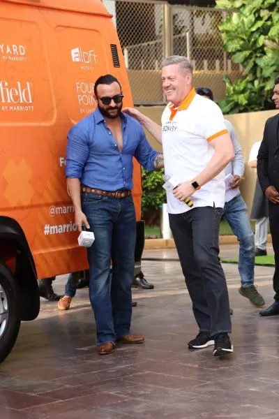 अभिनेता सैफ अली खान ने मुंबई में पहला मोबाइल फूड ट्रक ‘मैरिएट ऑन व्हील्स’ को हरी झंडी दिखाई