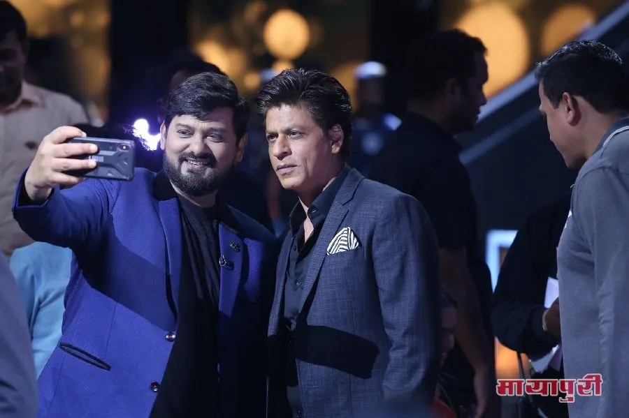  Wajid Khan clicks selfie the Badshah- Shah Rukh Khan