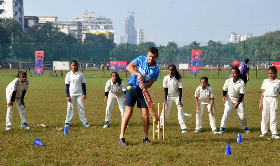 पूर्व ऑस्ट्रेलियाई क्रिकेटर एडम गिलक्रिस्ट ने बच्चों के लिए क्रिकेट चैरिटी में हिस्सा लिया