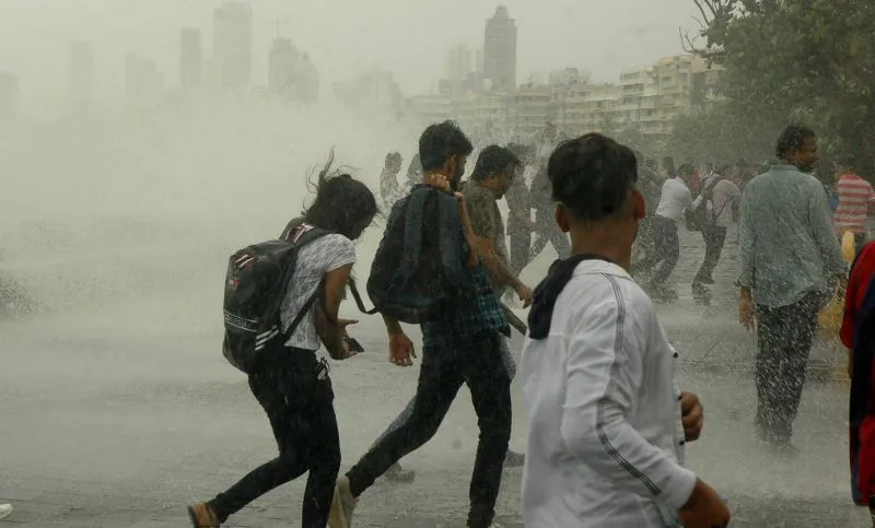 मानसून की बारिश का लुत्फ़ उठाने के लिए मरीन ड्राइव पर शामिल हुए कईं यंगस्टर्स