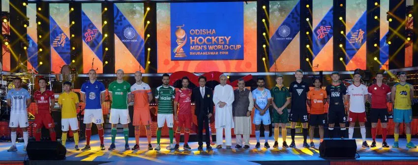 Odisha Chief Minister Naveen Patnaik with Shahrukh Khan and the 16 Hockey Player
