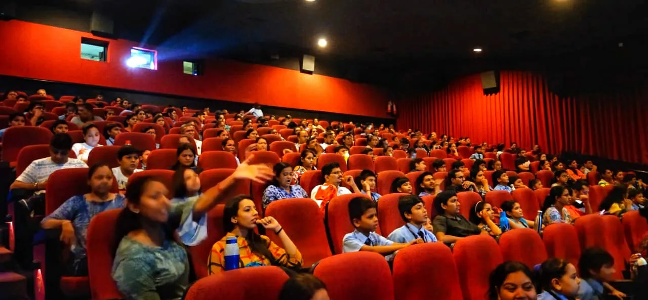 आईनॉक्स ने 11,000 से अधिक स्कूली छात्रों के रखी ऋतिक स्टारर फिल्म सुपर 30 की स्क्रीनिंग