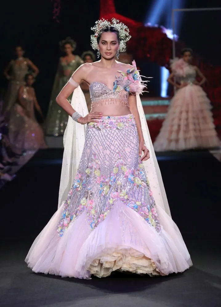 FDCI इंडिया कॉट्योर वीक 2019 में सुनीत वर्मा ने दिखाया अपना नया कलेक्शन अमारा