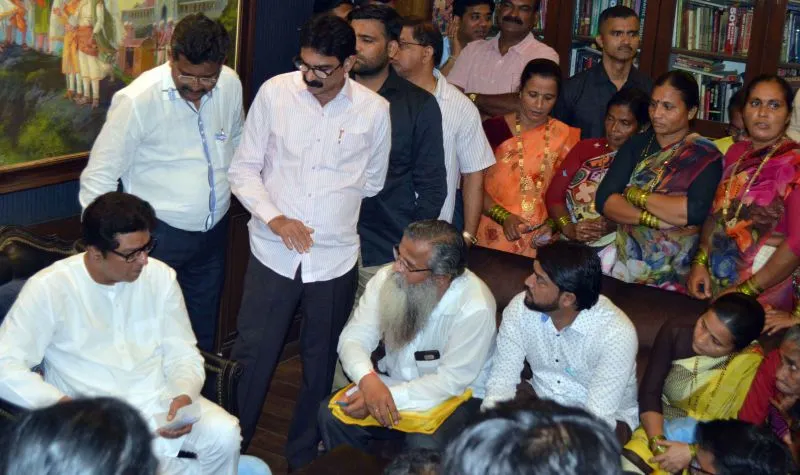 दक्षिण मुंबई के मछुआरों से मुलाकात करने पहुंचे महाराष्ट्र नवनिर्माण सेना के प्रमुख राज ठाकरे