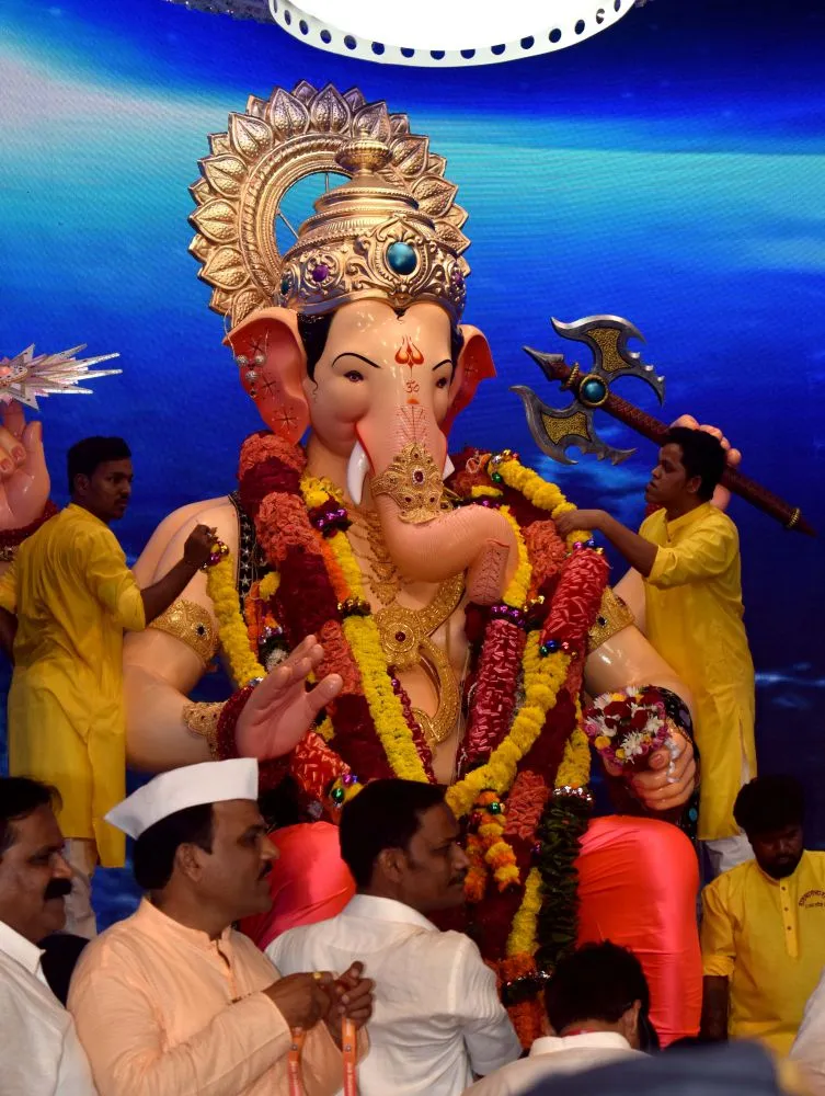 गणेश चतुर्थी शुरू होते ही भक्त लालबागचा राजा पंडाल में पूजा अर्चना करते हैं