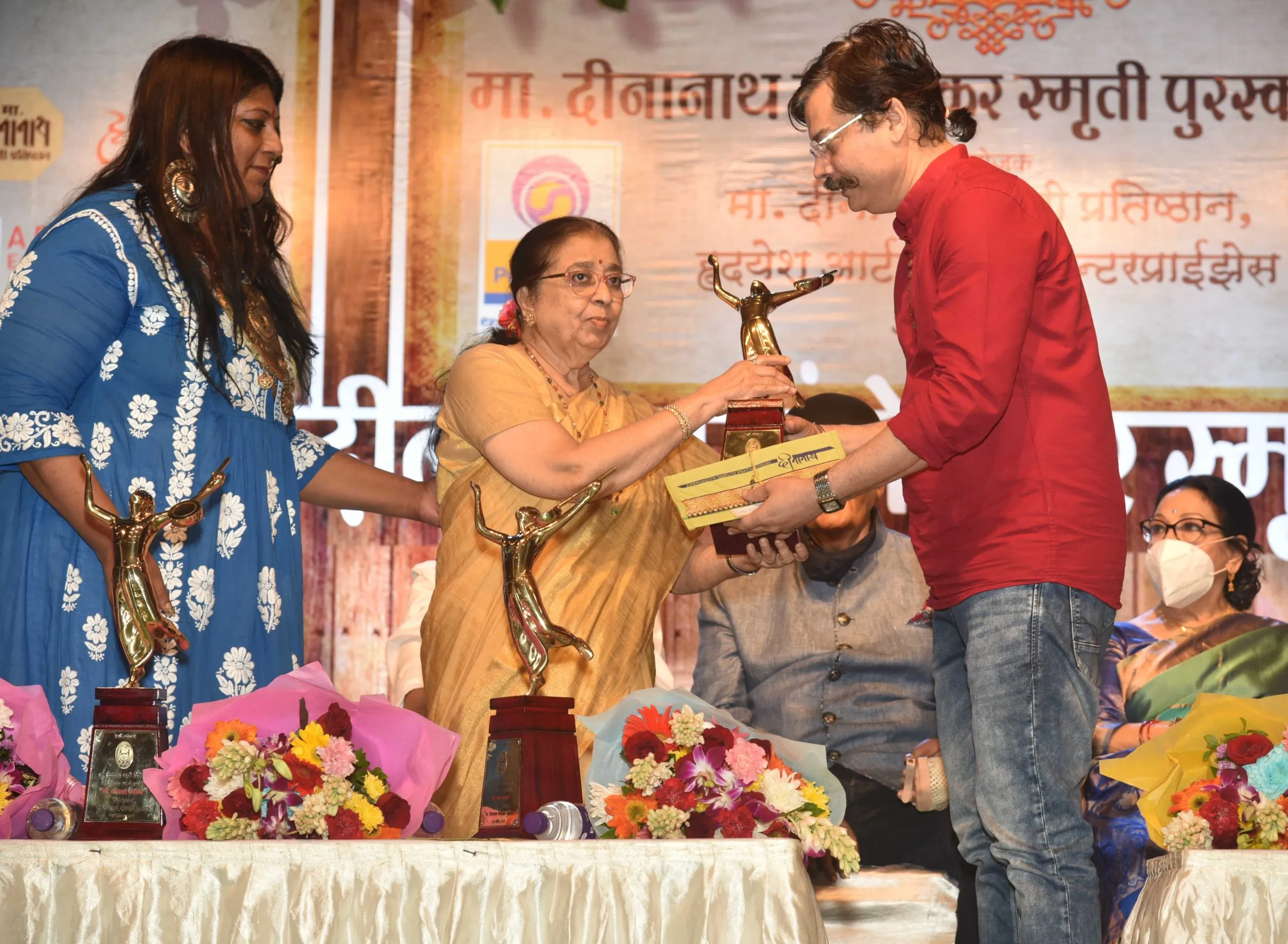 प्यारेलाल शर्मा, माला सिन्हा, प्रेम चोपड़ा, नाना पाटेकर, संजय राउत को मास्टर दीनानाथ मंगेशकर पुरस्कार से किया गया सम्मानित
