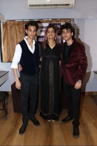 Alongside an ensemble of 60 top Bollywood Musicians- Udit Narayan, Alka Yagnik, Abhijit Bhattacharya, Babul Supriyo , Vijayta Pandit, Sadhana Sargam, Mamta Sharma