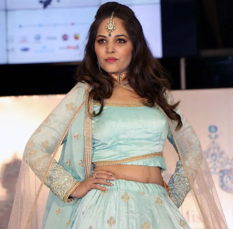सेलेब्स ने मिस और मिसेज टियारा इंडिया के सेमीफाइनल में ठाणे के लैंडमार्क कार्स में शिरकत की 
