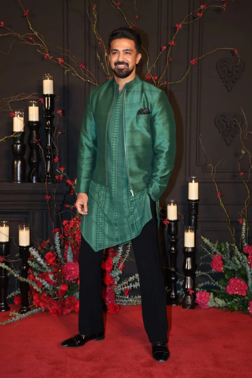 वहीं हुमा कुरैशी के भाई और एक्टर साकिब सलीम भी सोनाक्षी-जहीर के रिसेप्शन में पहुंचे. जो ग्रीन कुर्ते में काफी डेशिंग लग रहे हैं.