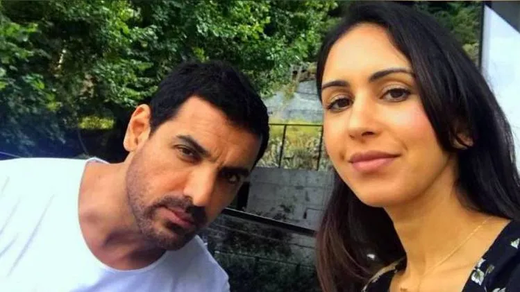 क्यों लाइमलाइट से दूर रहती हैं जॉन अब्राहम की पत्नी, एक्टर ने बताया - john  abraham on wife priya runchal chooses to silently do her work tmov - AajTak