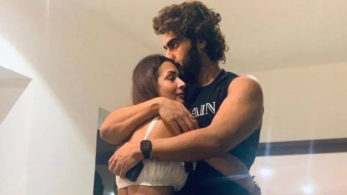 Malaika Arora ने Arjun Kapoor को गले लगाकर शेयर की रोमांटिक फोटो, कैप्शन पर  फिदा हुए फैंस - Malaika Arora shares romantic photo with arjun kapoor says  mine valentine day tmov - AajTak