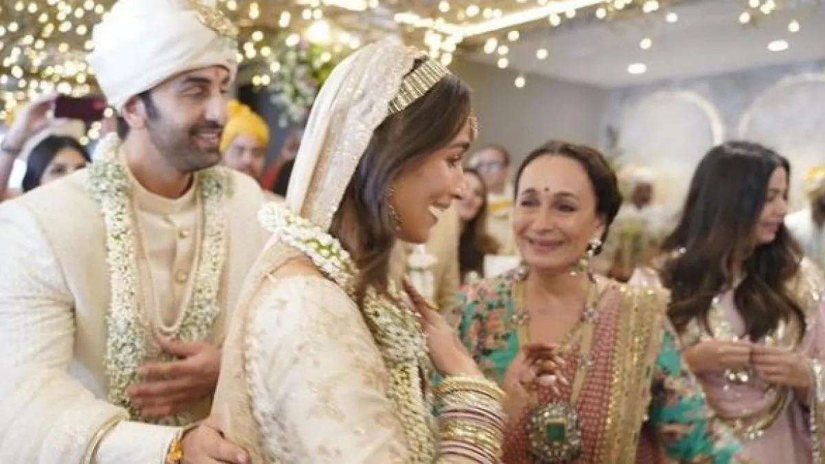 जब बेटी आलिया की शादी में इमोशनल हुईं मां सोनी राजदान, क्या विदाई की है ये  तस्वीर? - mom Soni Razdan gets emotional in Ranbir Kapoor and Alia Bhatt  wedding see pic