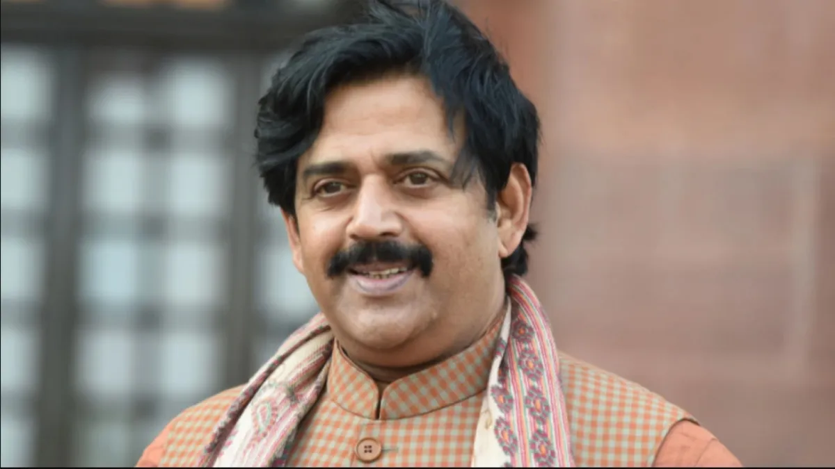 Ravi Kishan Birthday: रवि किशन के लिए एक्टर बनना नहीं था आसान, लेदर बेल्ट  से हुई थी पिटाई - Ravi Kishan Birthday When Bhojpuri Actor beaten by father  with leather belt tmovb -