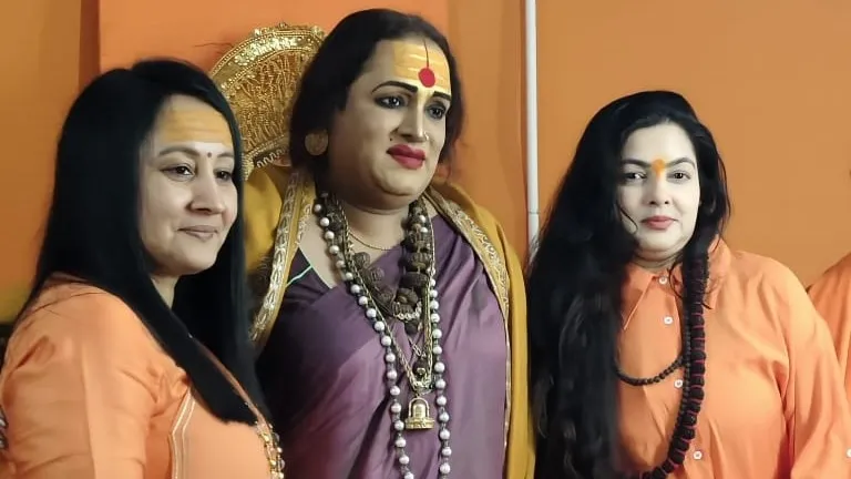 किन्नर अखाड़ा के आचार्य महामंडलेश्वर स्वामी डॉ. लक्ष्मी नारायण त्रिपाठी महराज, जूना अखाड़ा की महामंडलेश्वर स्वामी जय अम्बानंद गिरी और एक्ट्रेस ममता कुलकर्णी