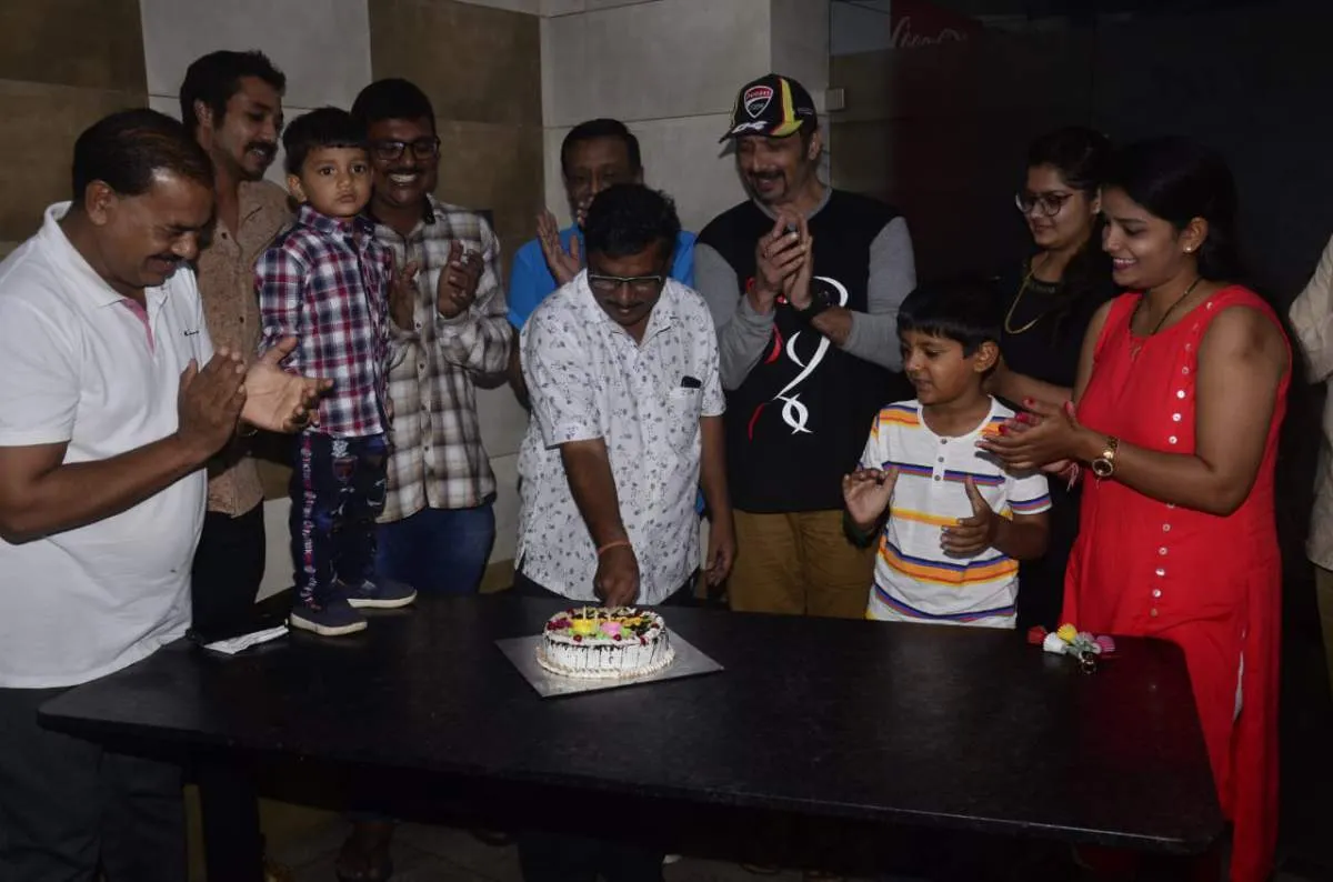 फ़ोटोग्राफ़र दिनेश परेशा ने गुजरात में एक्टर शिवा के साथ मनाया अपना जन्मदिन