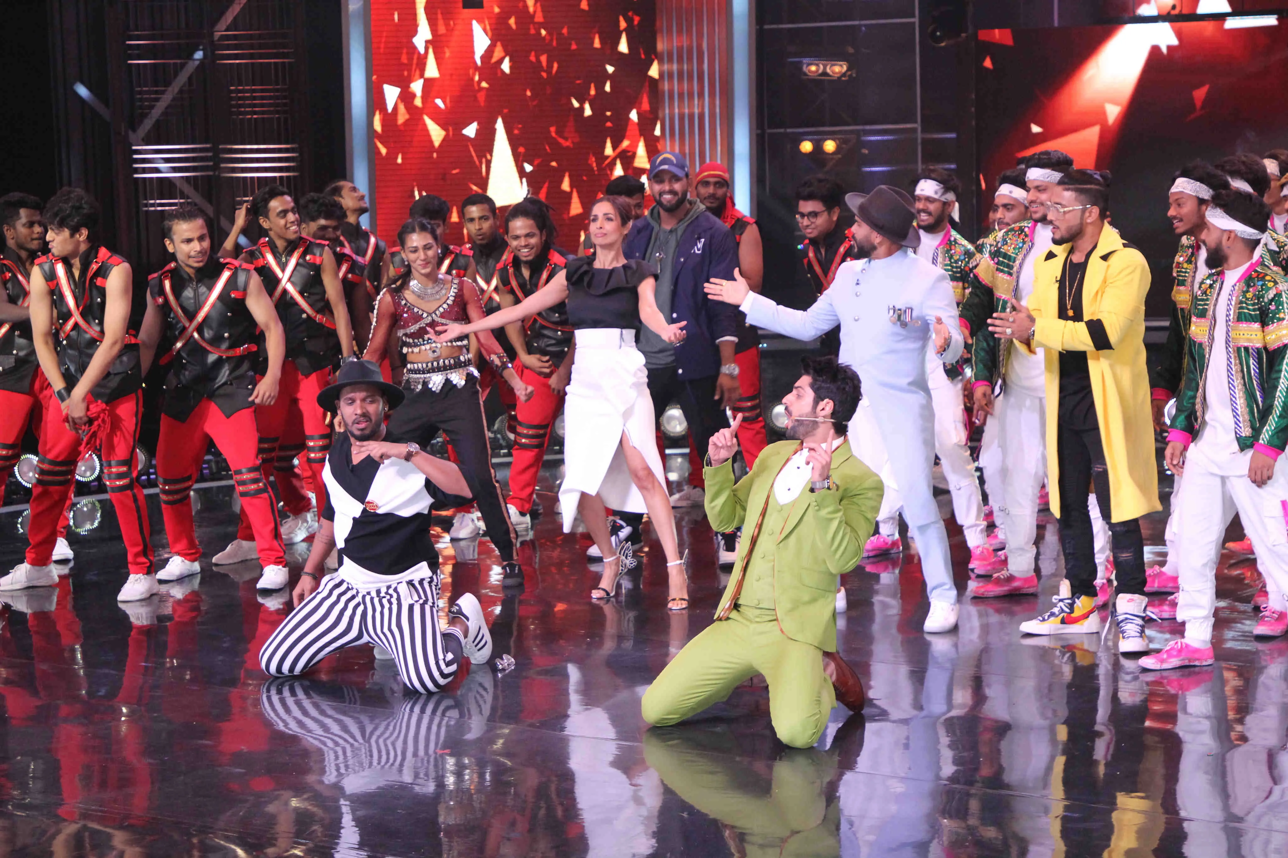 डांस इंडिया डांस के सेट पर मलाइका ने किया अपने फेमस गाने छैंया छैंया पर डांस