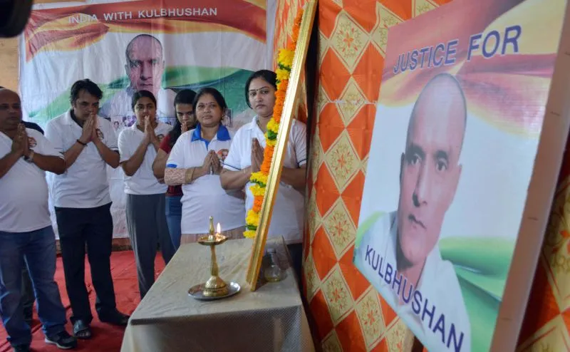 पूर्व नौसेना अधिकारी कुलभूषण जाधव के समर्थकों ने मुंबई में जाधव की मौत की सजा को निलंबित करने की मांग की