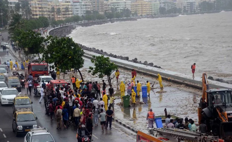 मुंबई में हाई टाइड से मरीन ड्राइव में डूबे 2 लोगों में से एक की मौत, एक लापता