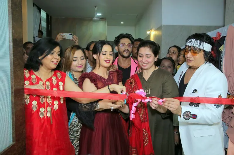 टेलीविजन बॉलीवुड अभिनेत्री आलिशा पनवर ने परफेक्ट फाष्मा का उद्घाटन किया  