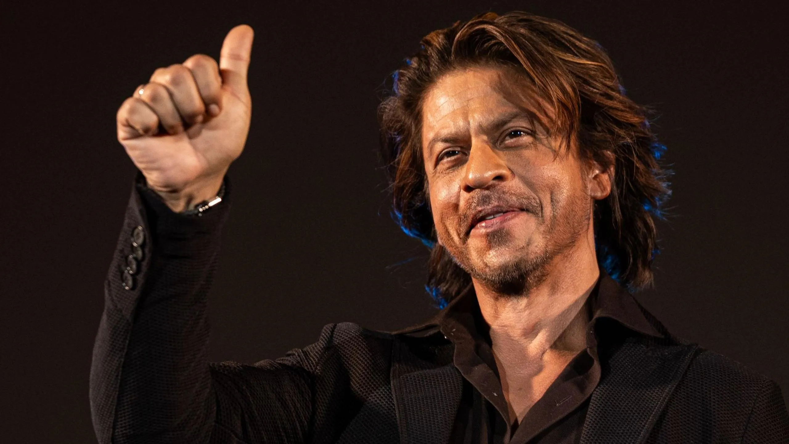 Shah Rukh Khan says 'it's good to be back' as he wins award - BBC News