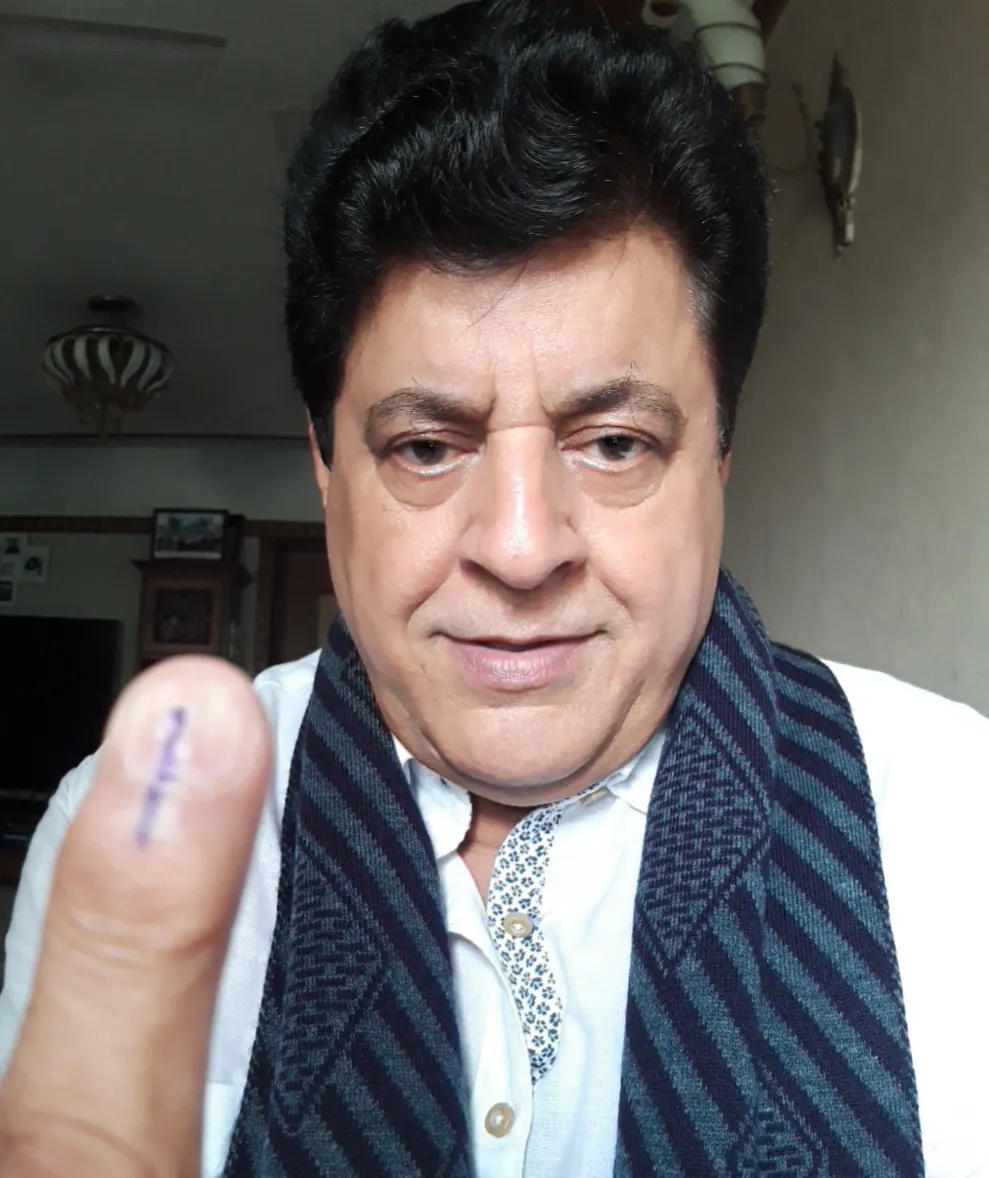 मुंबई में वोट करने पहुंचे करण जौहर और गजेन्द्र चौहान