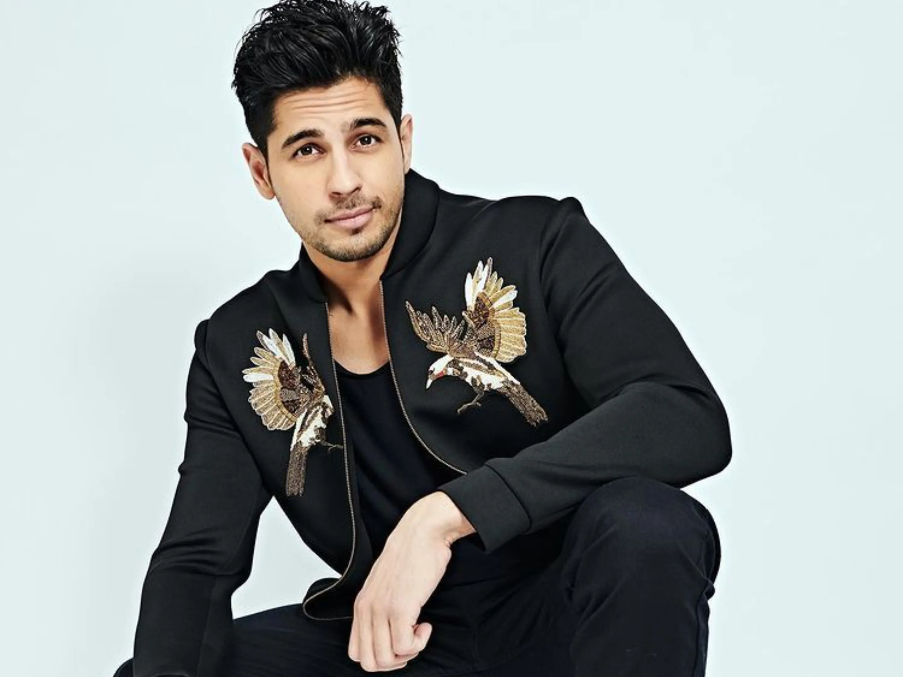 Sidharth Malhotra shares anecdote - A crazy female fan sent him a pillow in  the hope that he too would sleep on it | सिद्धार्थ मल्होत्रा के क्रेजी फैन: सिद्धार्थ  मल्होत्रा ​ने