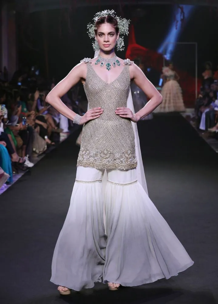 FDCI इंडिया कॉट्योर वीक 2019 में सुनीत वर्मा ने दिखाया अपना नया कलेक्शन अमारा