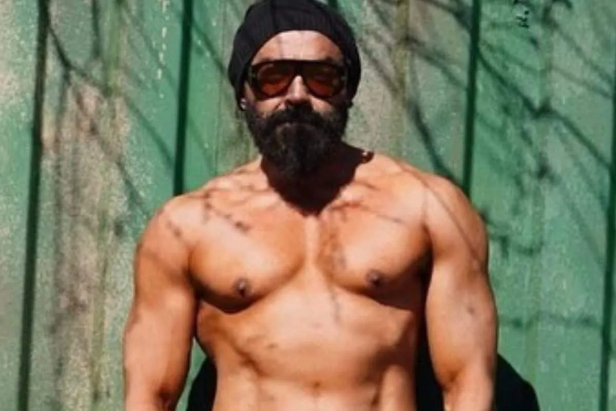 बॉबी देओल ने जब 'एनिमल' में उतारी शर्ट, घबराहट में रणबीर कपूर के उड़ गए  होश, बोले- 'लगा कि नहीं बचूंगा...' - when bobby deol took off his shirt  during animal climax